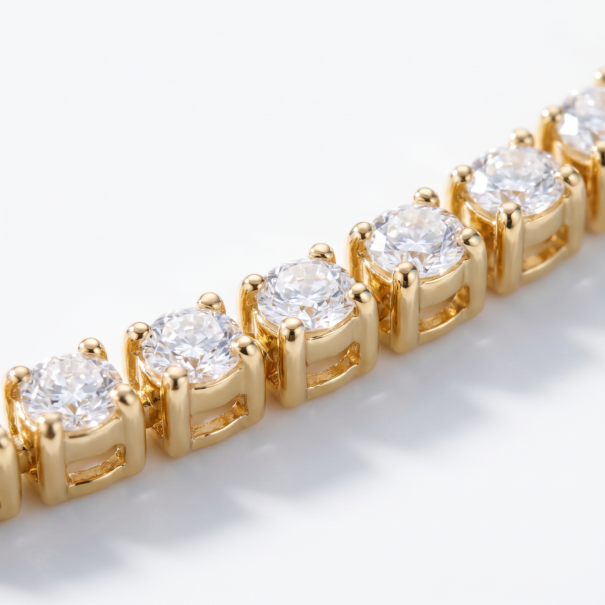 Collar tennis de circonitas bañado en oro de 18K, detalle de cerca