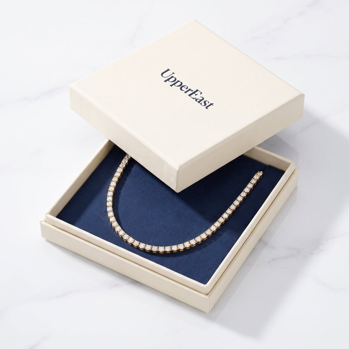 Collar tennis de circonitas bañado en oro de 18K en el estuche UpperEast