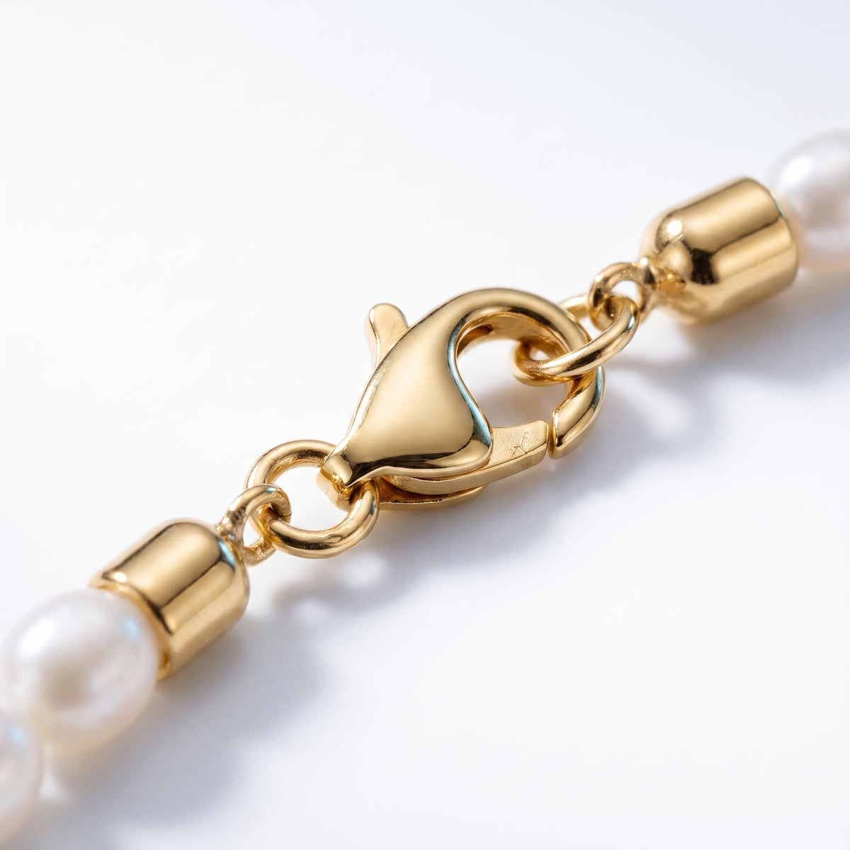 Gargantilla de perlitas bañada en oro de 18K, detalle de cerca