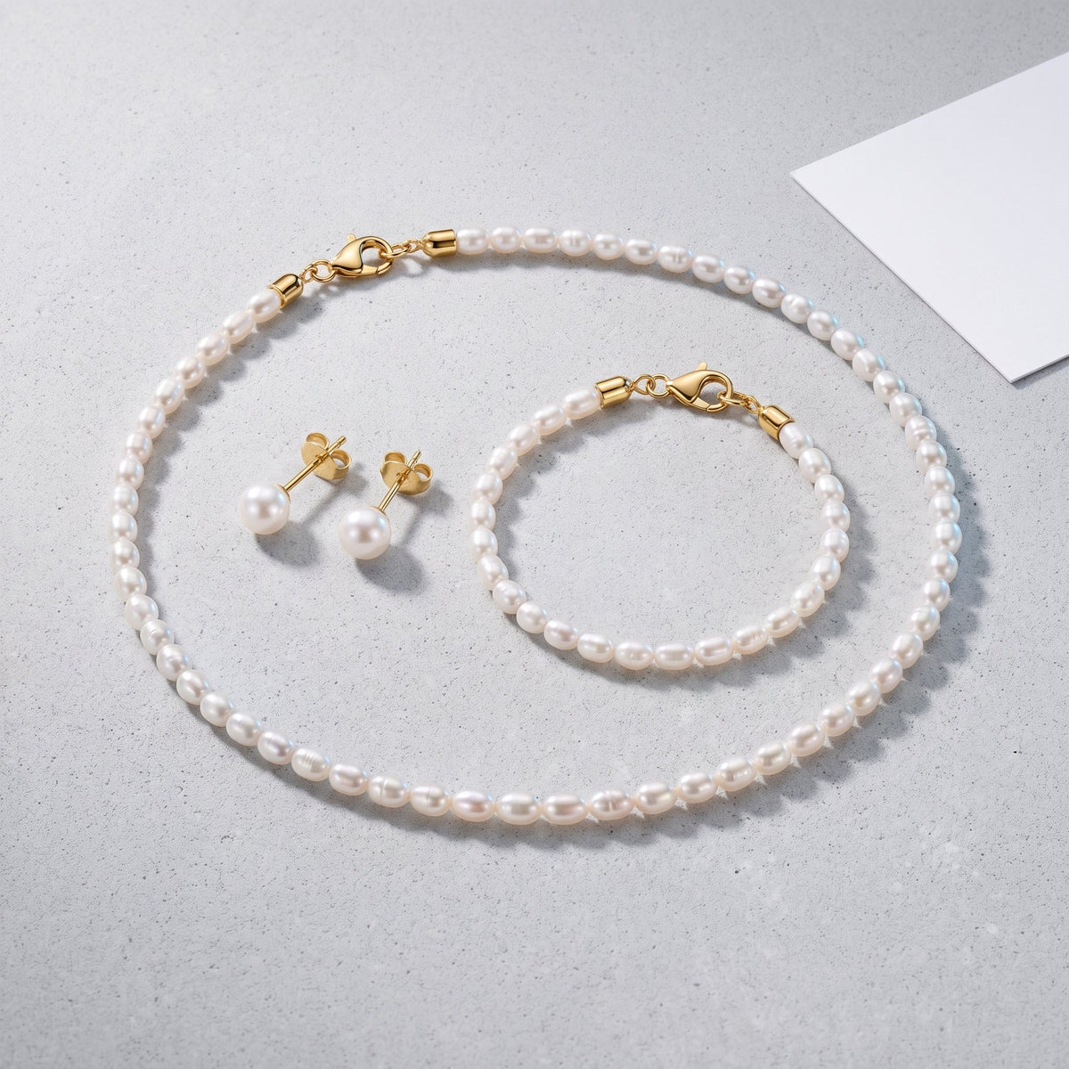 Gargantilla de perlitas bañada en oro de 18K combinada con otras joyas UpperEast