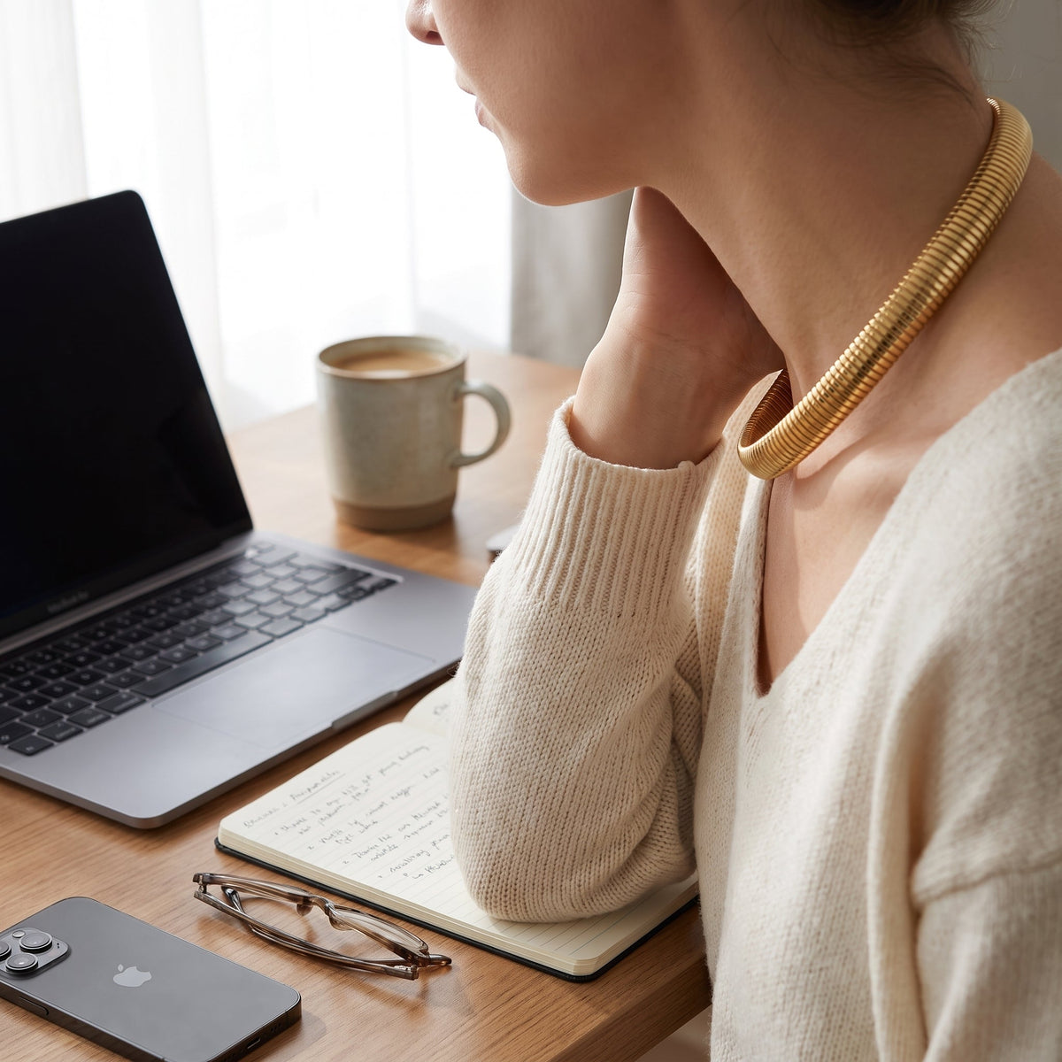 Gargantilla tubogas bañada en oro de 18K puesta en un look de diario