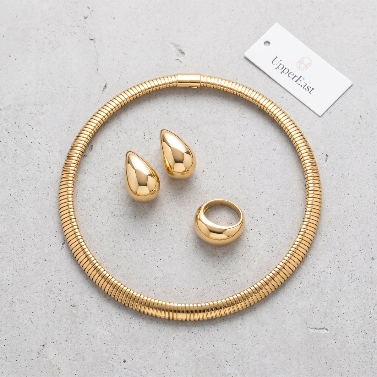 Gargantilla tubogas bañada en oro de 18K combinada con otras joyas UpperEast