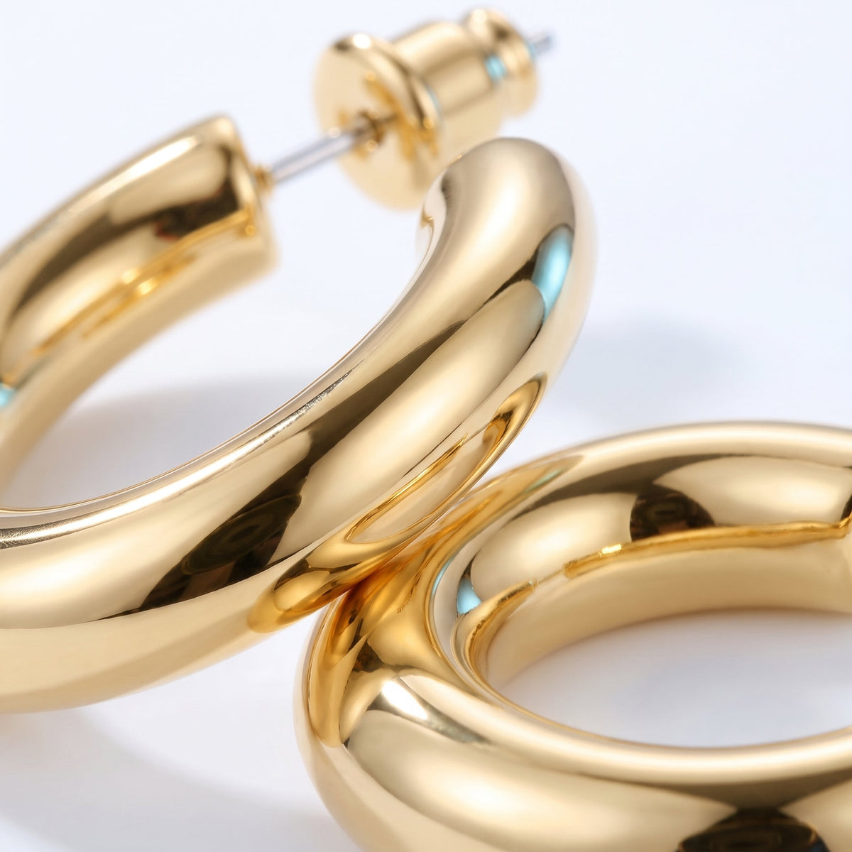 Pendientes de aro gruesos chunky bañados en oro de 18K, detalle de cerca