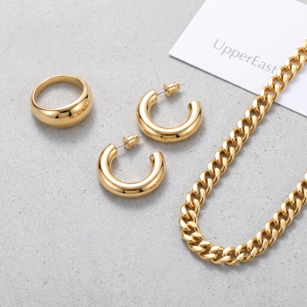 Pendientes de aro gruesos chunky bañados en oro de 18K combinados con otras joyas UpperEast