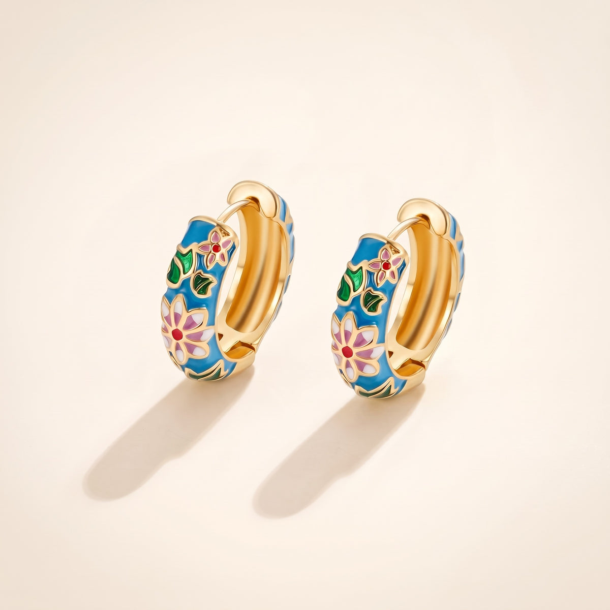Pendientes flor cloisonné bañados en oro de 18K