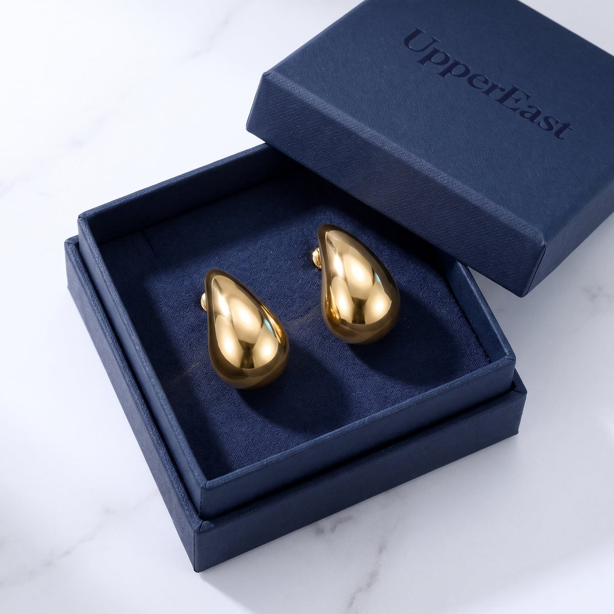 Orecchini goccia bombata leggeri placcati oro 18K nella confezione UpperEast