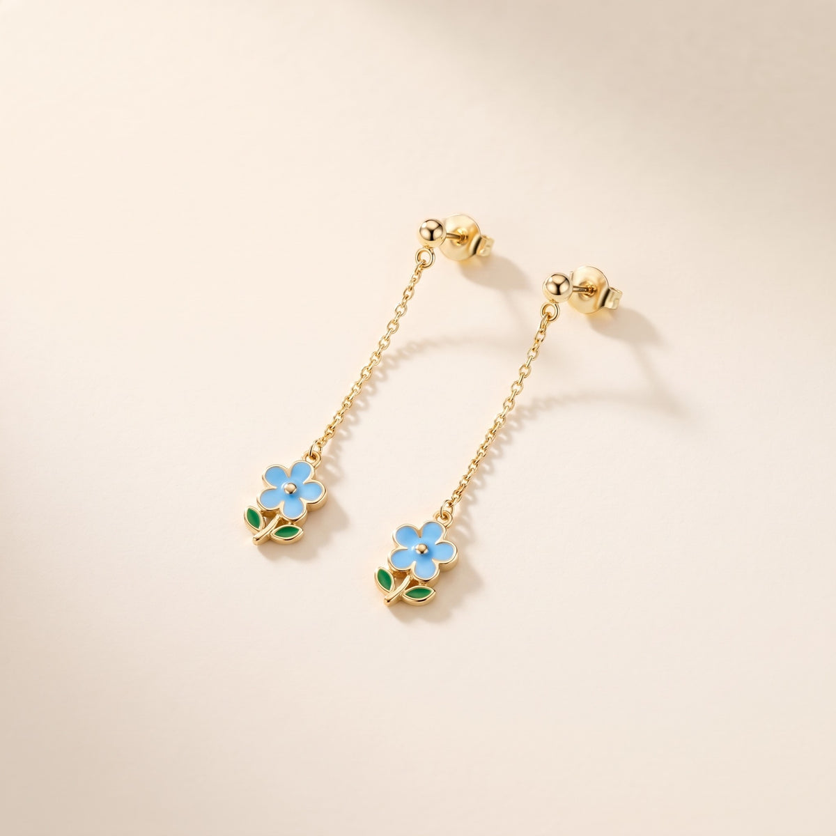 Pendientes gota con flor bañados en oro de 18K