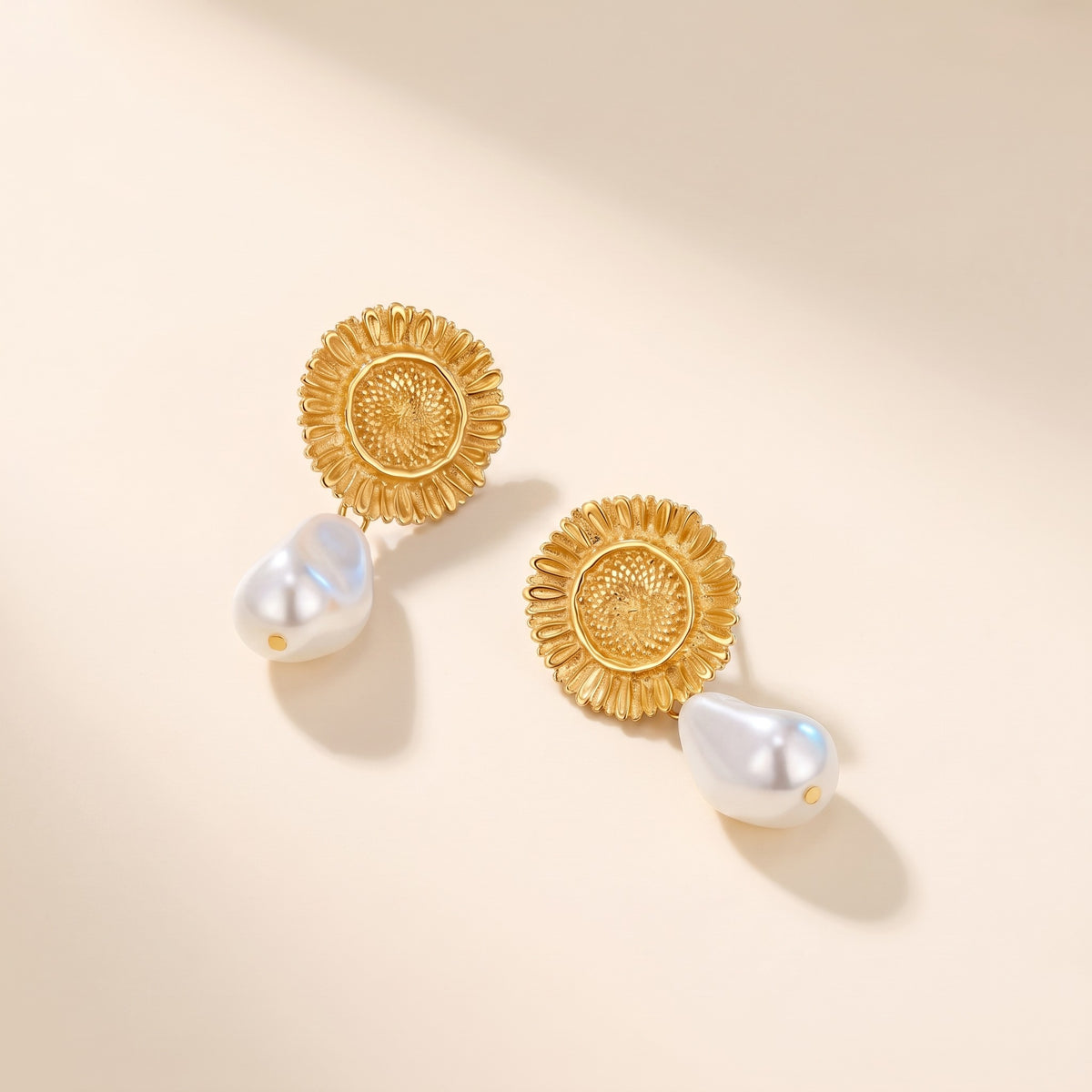Pendientes colgantes de sol y perla bañados en oro de 18K