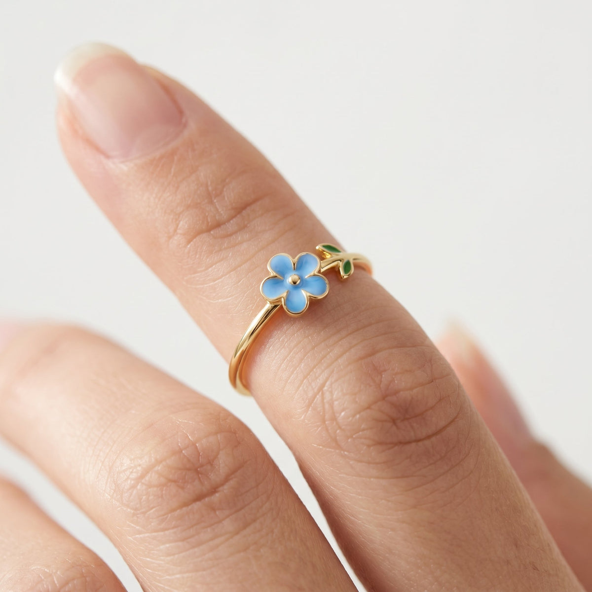 Anillo flor ajustable bañado en oro de 18K puesto, primer plano
