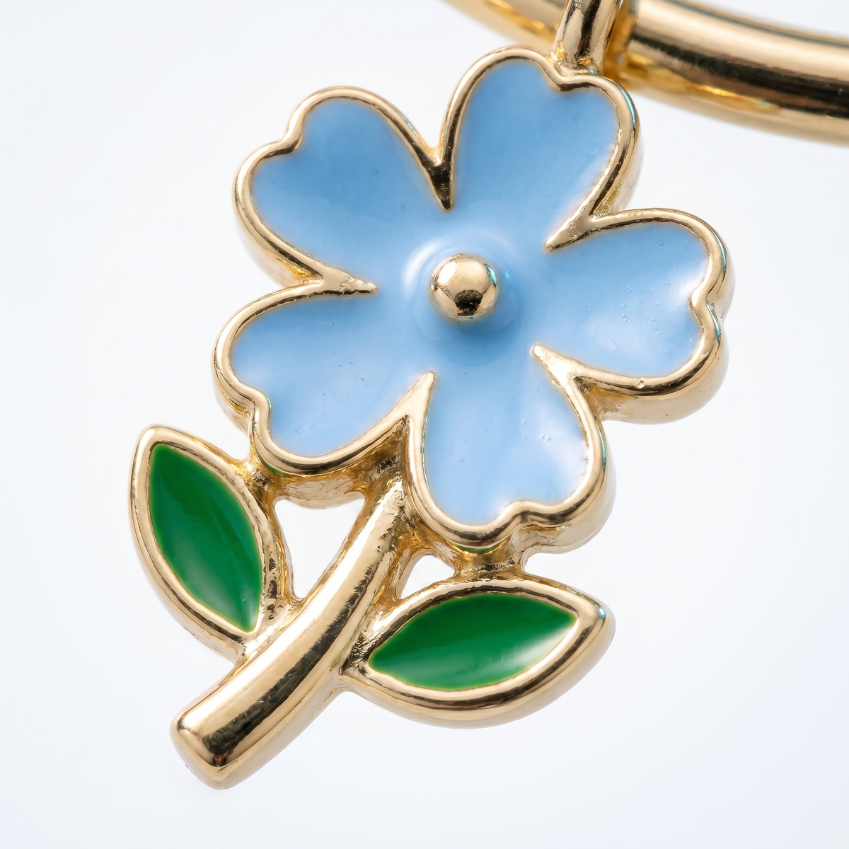 Pendientes de aro maxi con flores bañados en oro de 18K, detalle de cerca