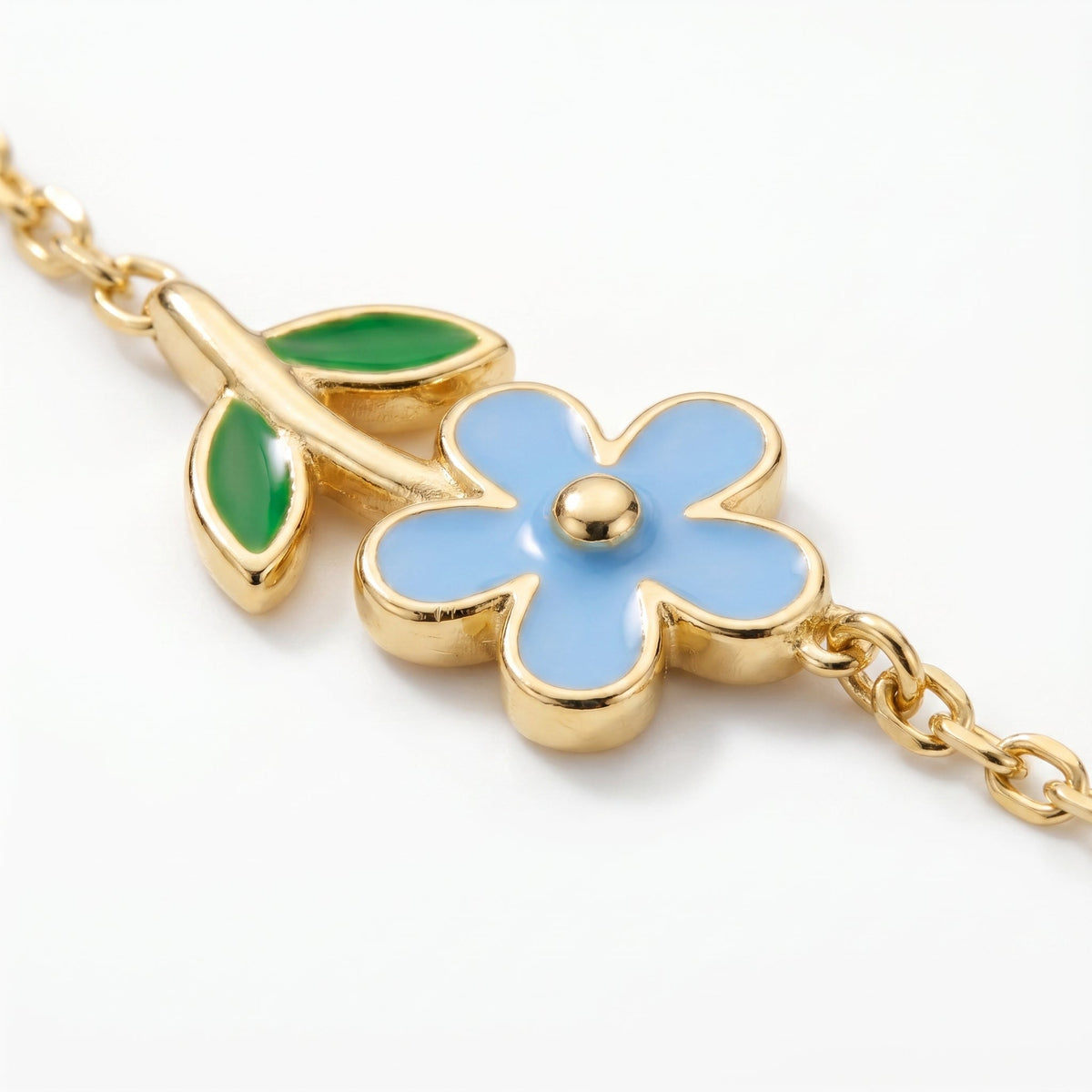 Pulsera círculo con flor bañada en oro de 18K, detalle de cerca