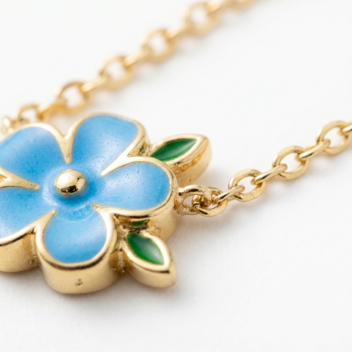 Collar círculo con flor bañado en oro de 18K, detalle de cerca