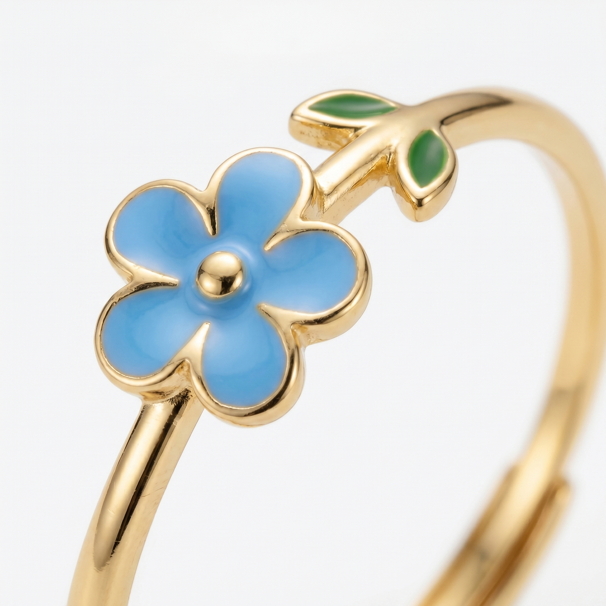 Anillo flor ajustable bañado en oro de 18K, detalle de cerca