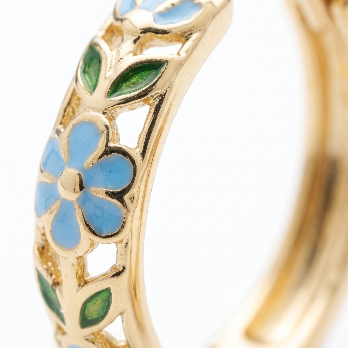 Pendientes de aro con flores bañados en oro de 18K, detalle de cerca