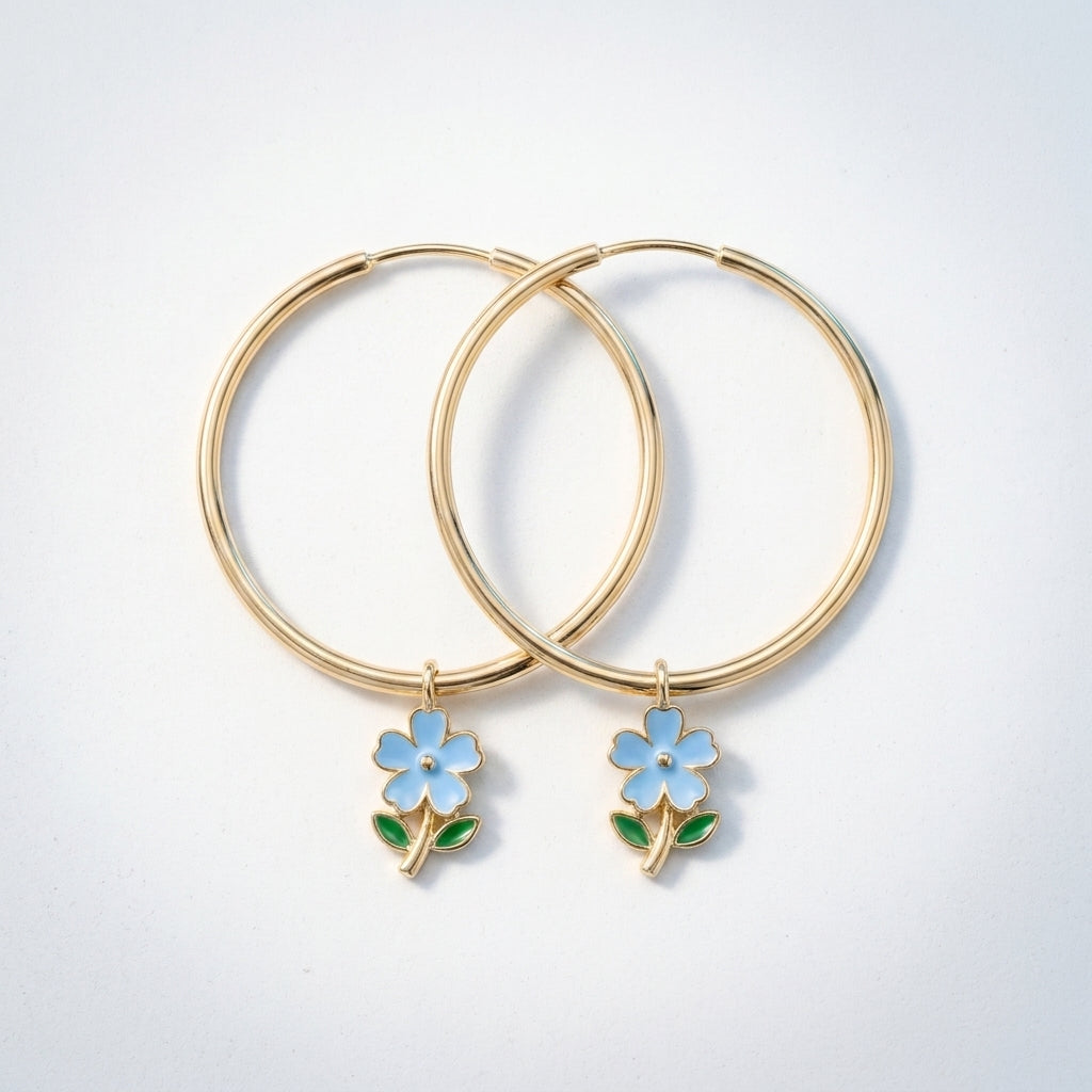 Pendientes de aro maxi con flores bañados en oro de 18K vistos desde arriba