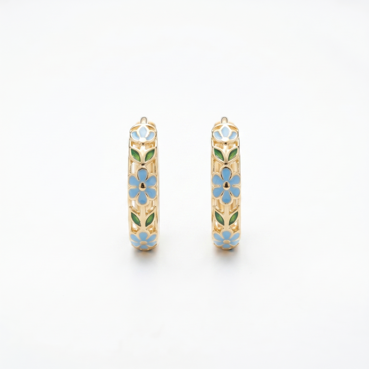 Pendientes de aro con flores bañados en oro de 18K vistos desde arriba