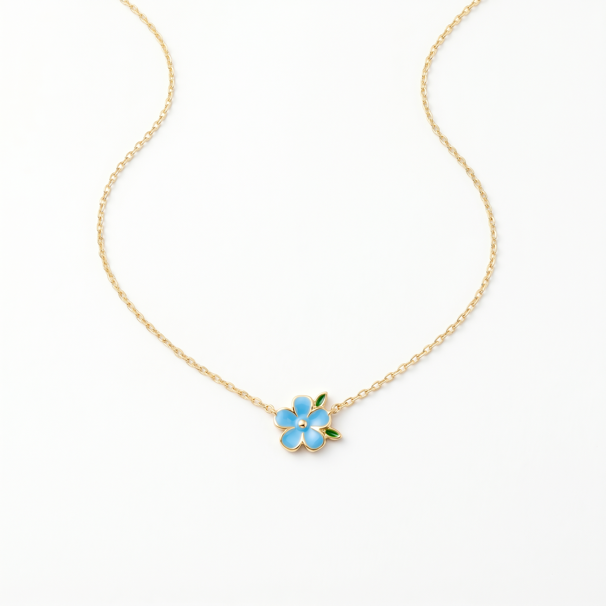Collar círculo con flor bañado en oro de 18K visto desde arriba