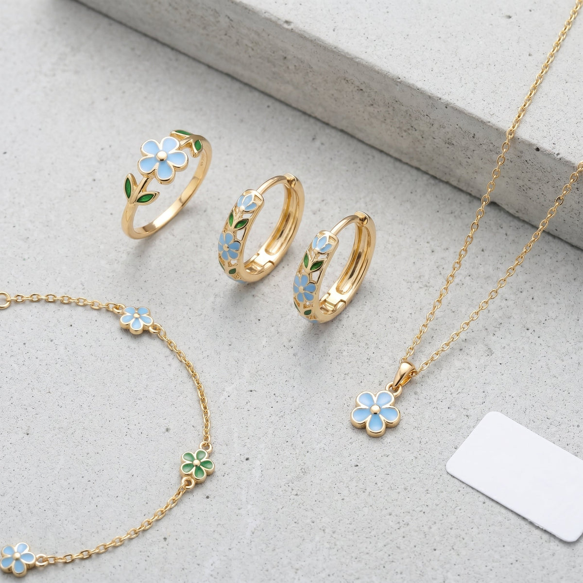Pendientes de aro con flores bañados en oro de 18K combinados con otras joyas UpperEast