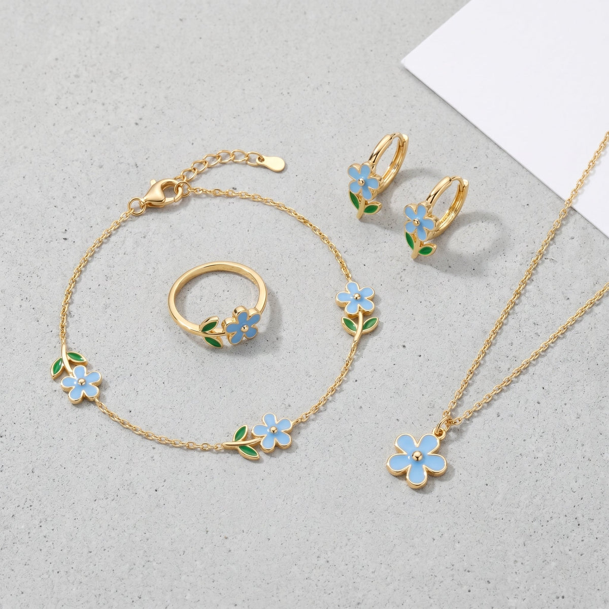 Pulsera círculo con flor bañada en oro de 18K combinada con otras joyas UpperEast