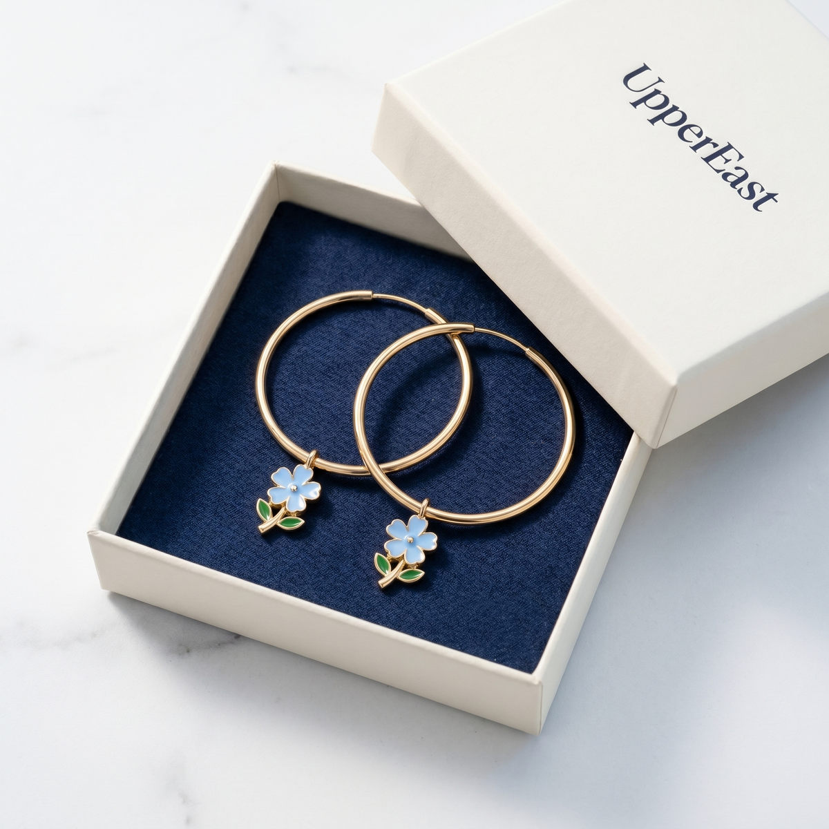 Pendientes de aro maxi con flores bañados en oro de 18K en el estuche UpperEast