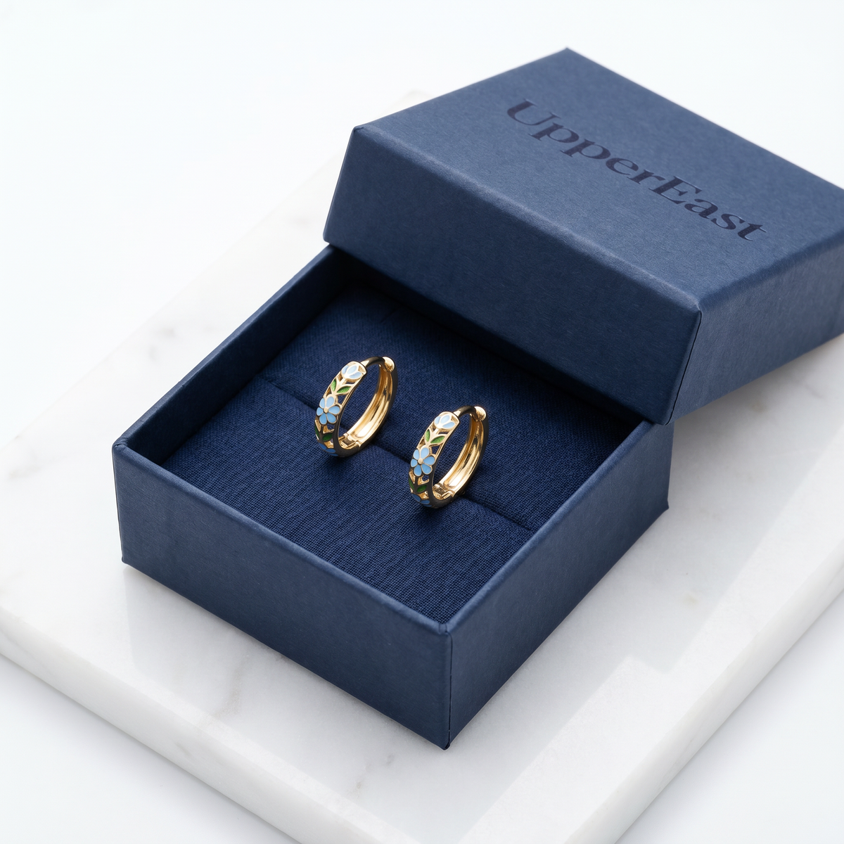 Pendientes de aro con flores bañados en oro de 18K en el estuche UpperEast