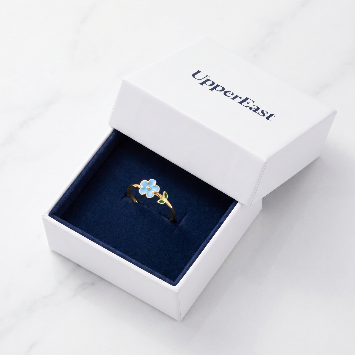 Anillo flor ajustable bañado en oro de 18K en el estuche UpperEast