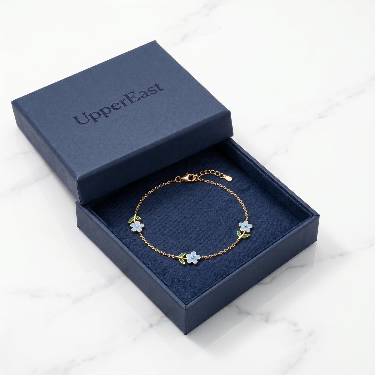 Pulsera círculo con flor bañada en oro de 18K en el estuche UpperEast