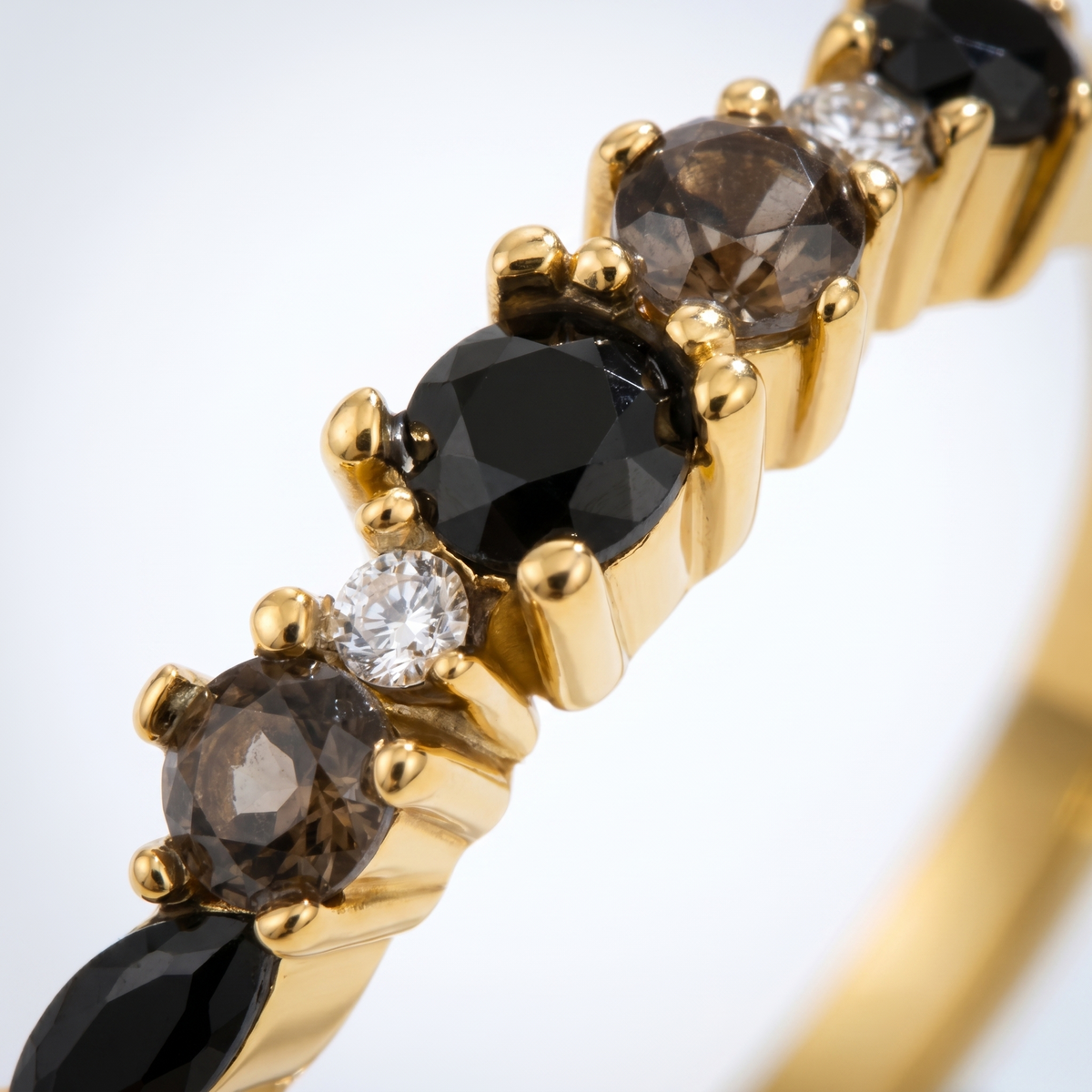 Anillo eternity de obsidiana negra bañado en oro de 18K, detalle de cerca