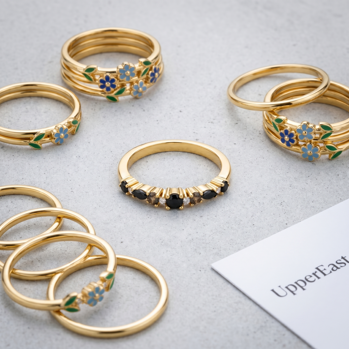 Anillo eternity de obsidiana negra bañado en oro de 18K combinado con otras joyas UpperEast