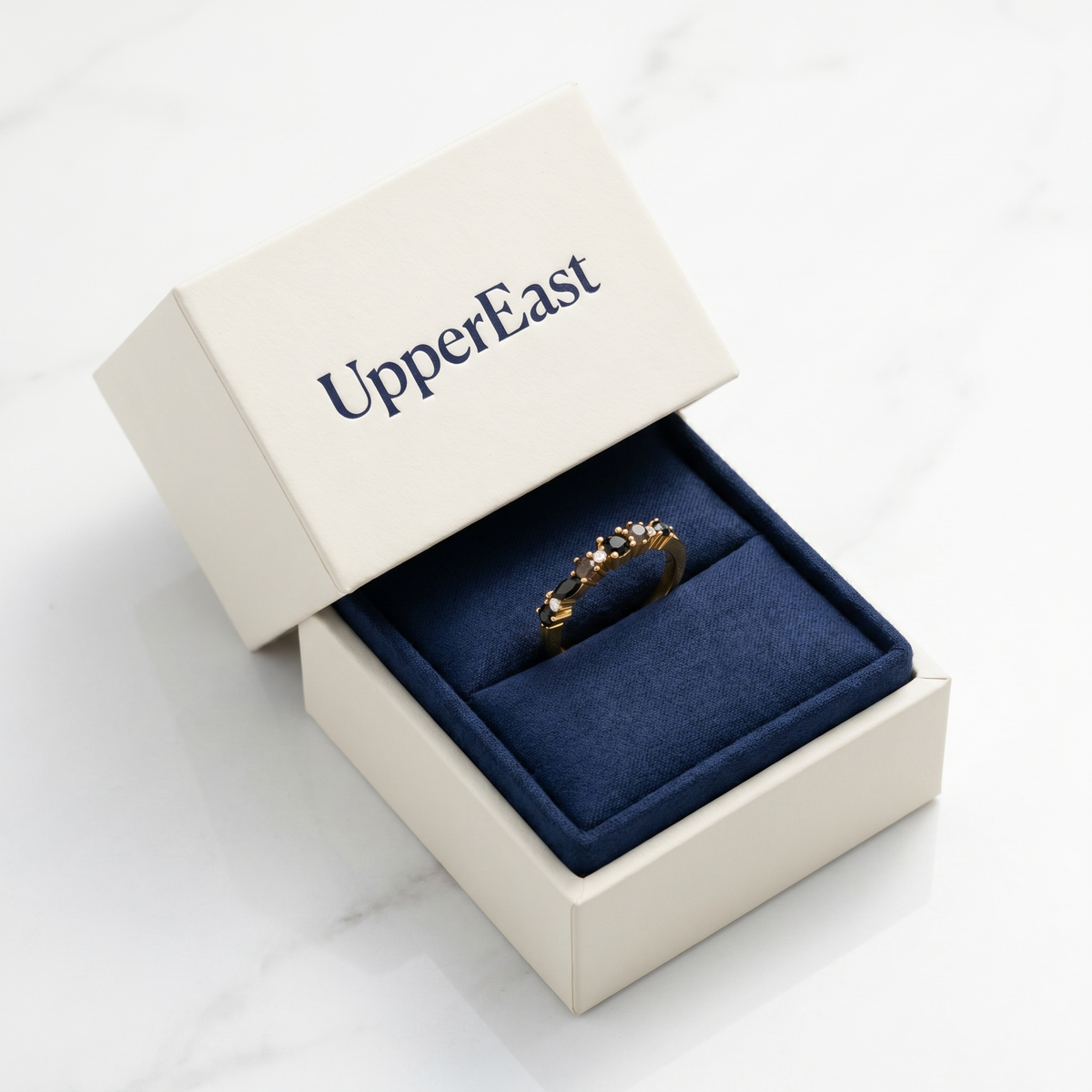 Anillo eternity de obsidiana negra bañado en oro de 18K en el estuche UpperEast