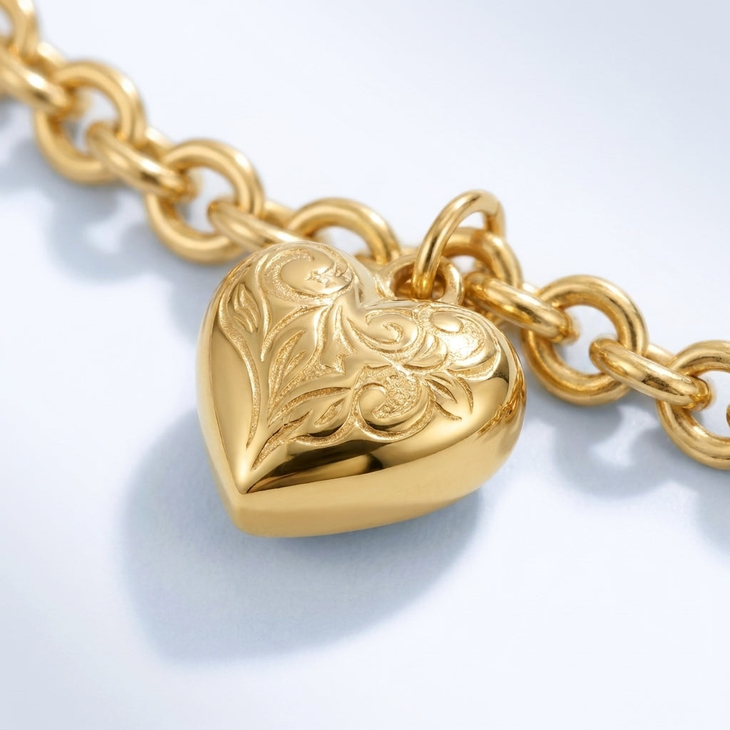 Pulsera con charm de corazón bañada en oro de 18K, detalle de cerca