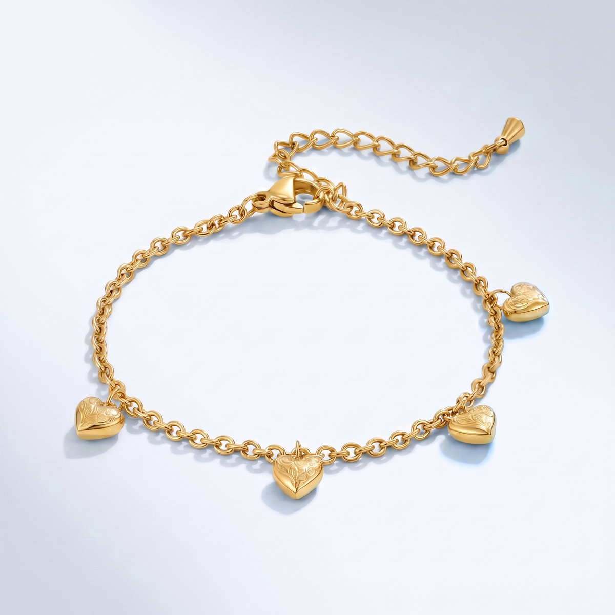 Pulsera con charm de corazón bañada en oro de 18K vista desde arriba