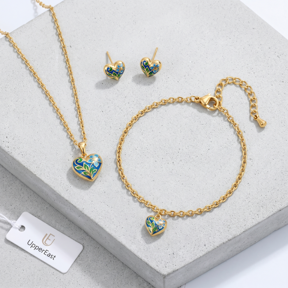 Pulsera con charm de corazón bañada en oro de 18K combinada con otras joyas UpperEast