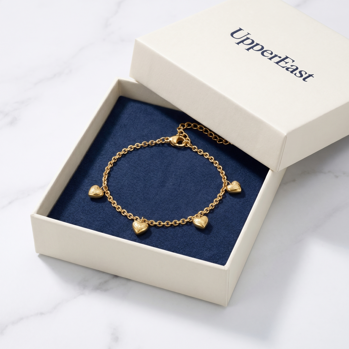 Pulsera con charm de corazón bañada en oro de 18K en el estuche UpperEast