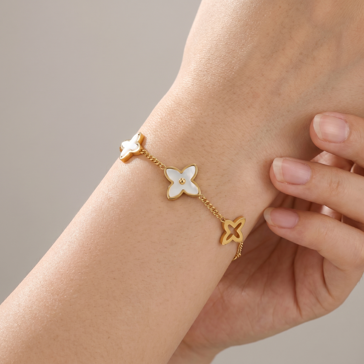 Bracciale quadrifoglio madreperla placcato oro 18K indossato, primo piano