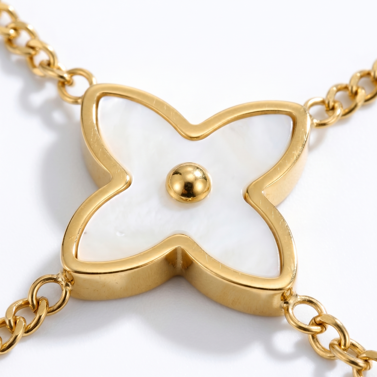Bracciale quadrifoglio madreperla placcato oro 18K, dettaglio ravvicinato