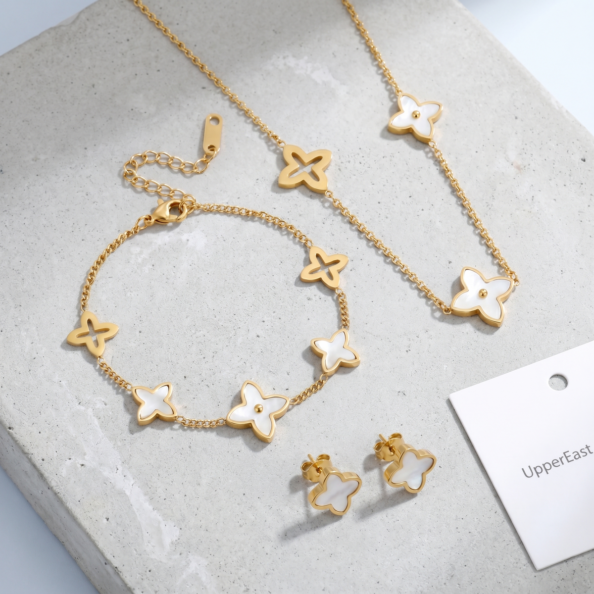 Bracciale quadrifoglio madreperla placcato oro 18K abbinato ad altri gioielli UpperEast