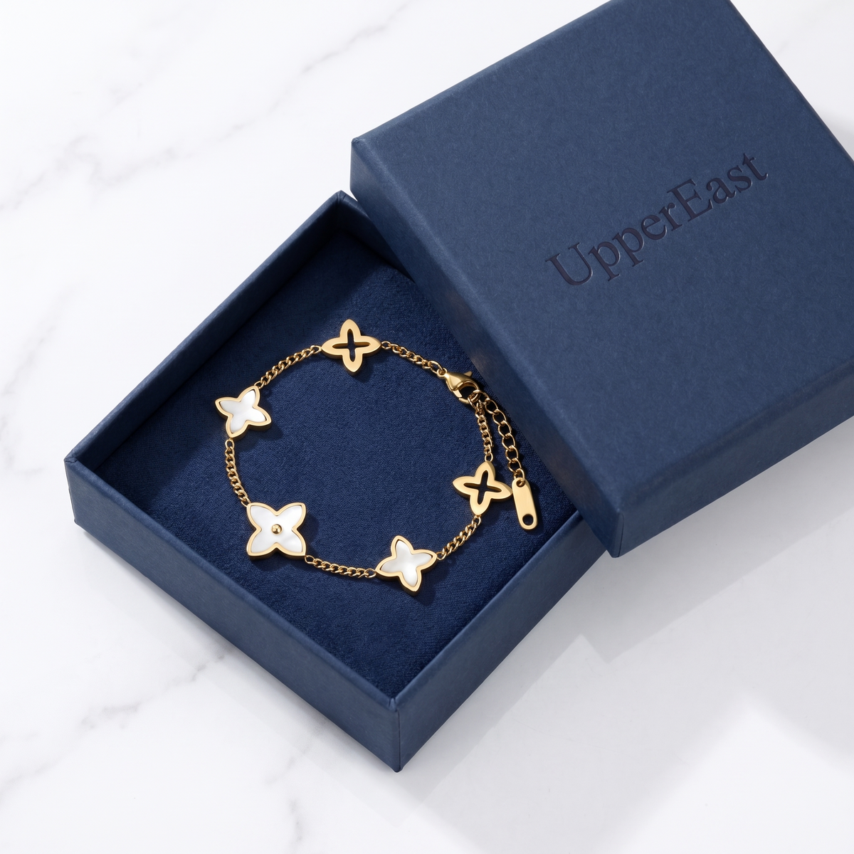 Bracciale quadrifoglio madreperla placcato oro 18K nella confezione UpperEast