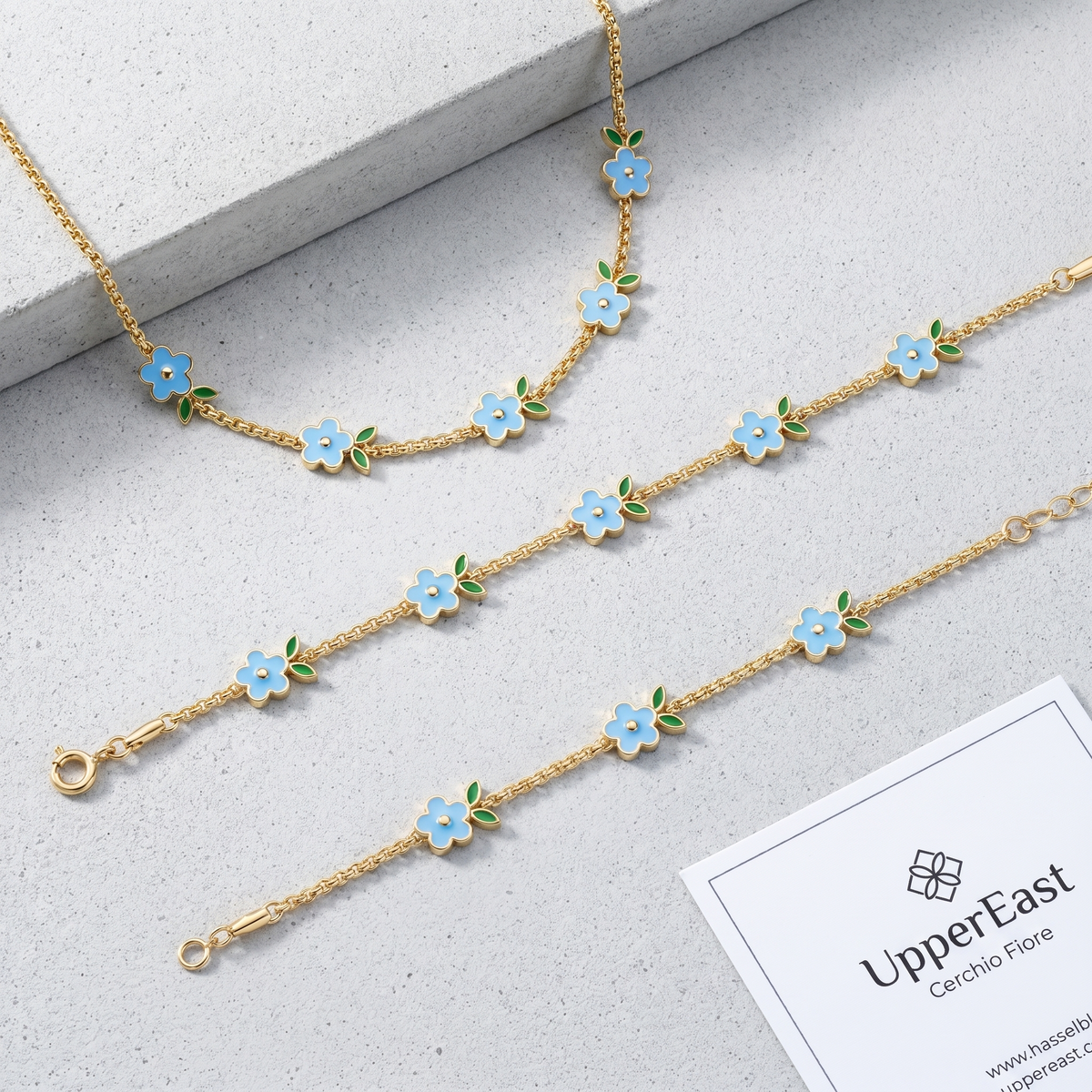 Pulsera tennis con flor bañada en oro de 18K combinada con otras joyas UpperEast