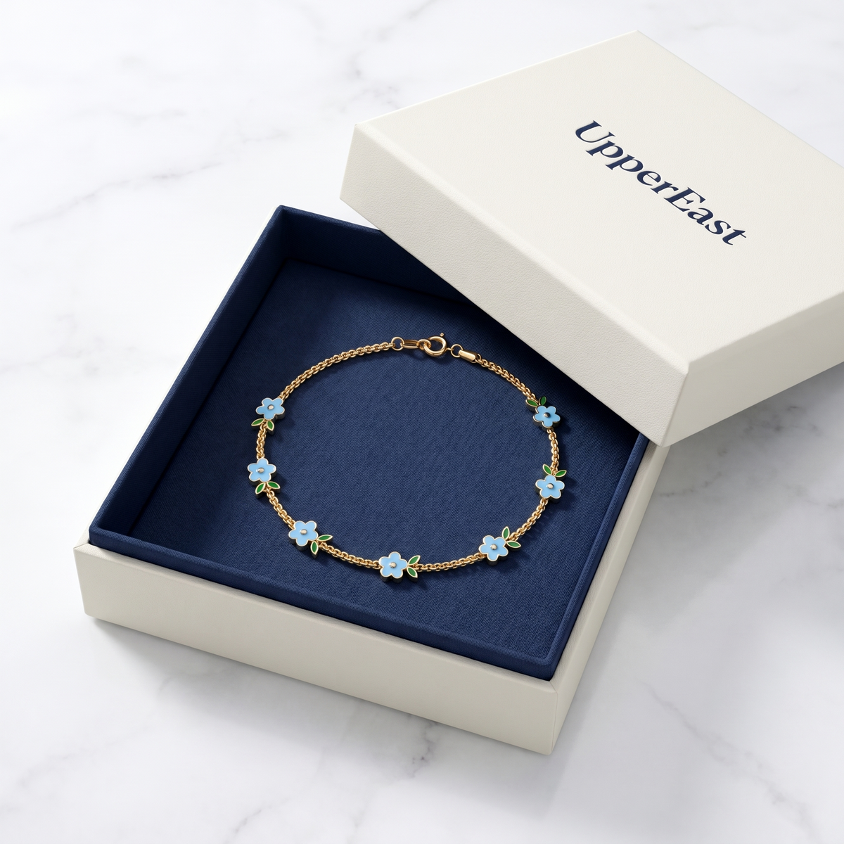 Pulsera tennis con flor bañada en oro de 18K en el estuche UpperEast