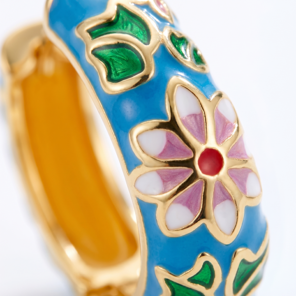 Pendientes flor cloisonné bañados en oro de 18K, detalle de cerca