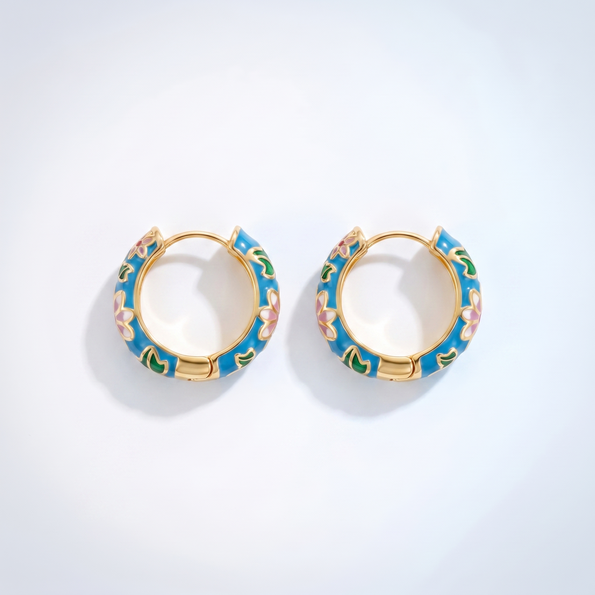 Pendientes flor cloisonné bañados en oro de 18K vistos desde arriba