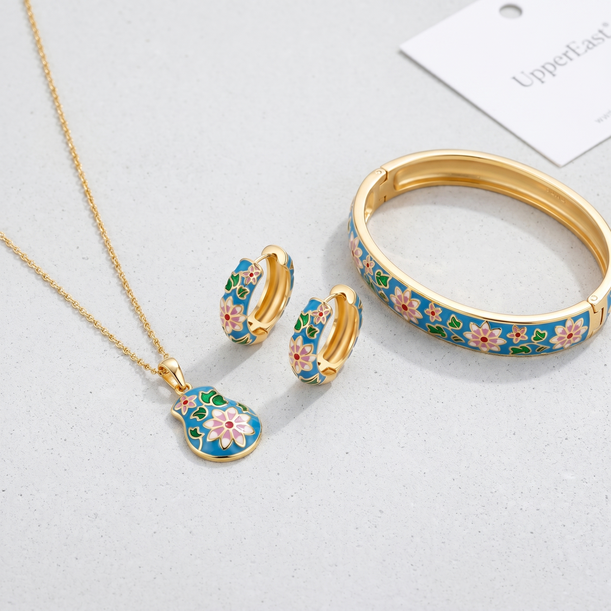 Pendientes flor cloisonné bañados en oro de 18K combinados con otras joyas UpperEast