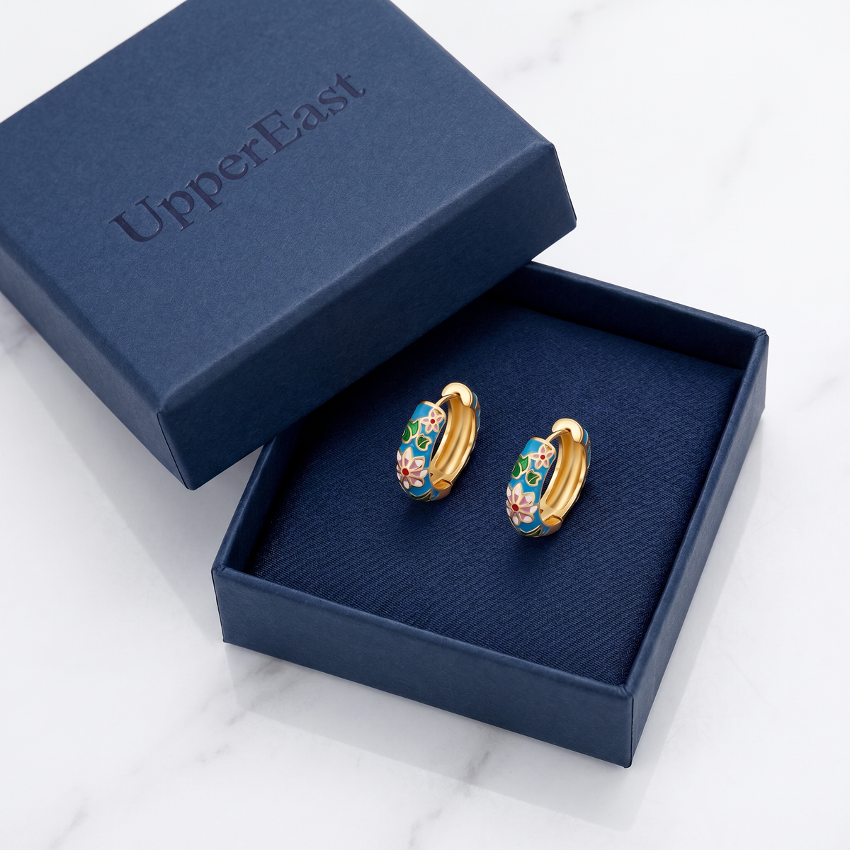 Pendientes flor cloisonné bañados en oro de 18K en el estuche UpperEast