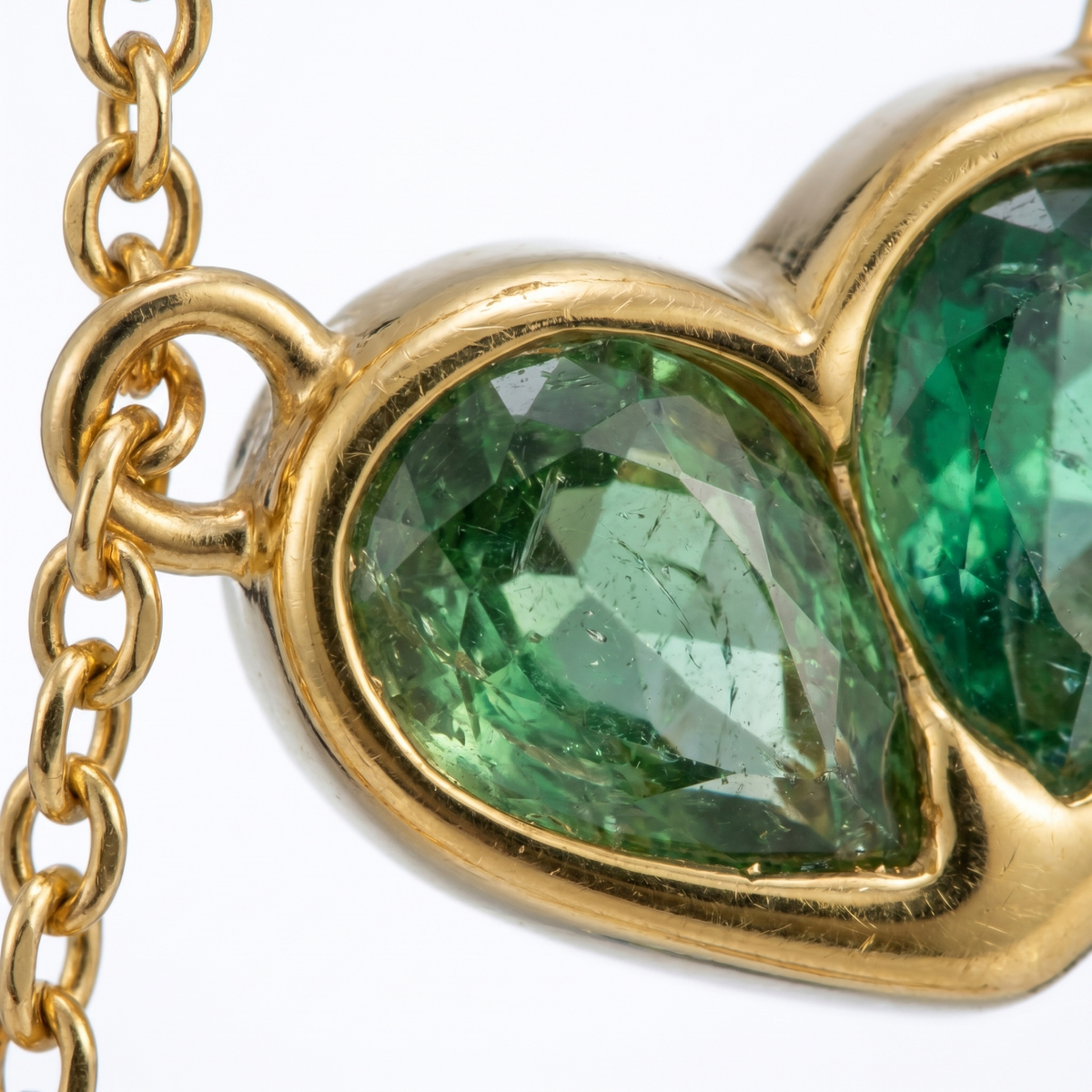 Collar corazón verde esmeralda bañado en oro de 18K, detalle de cerca