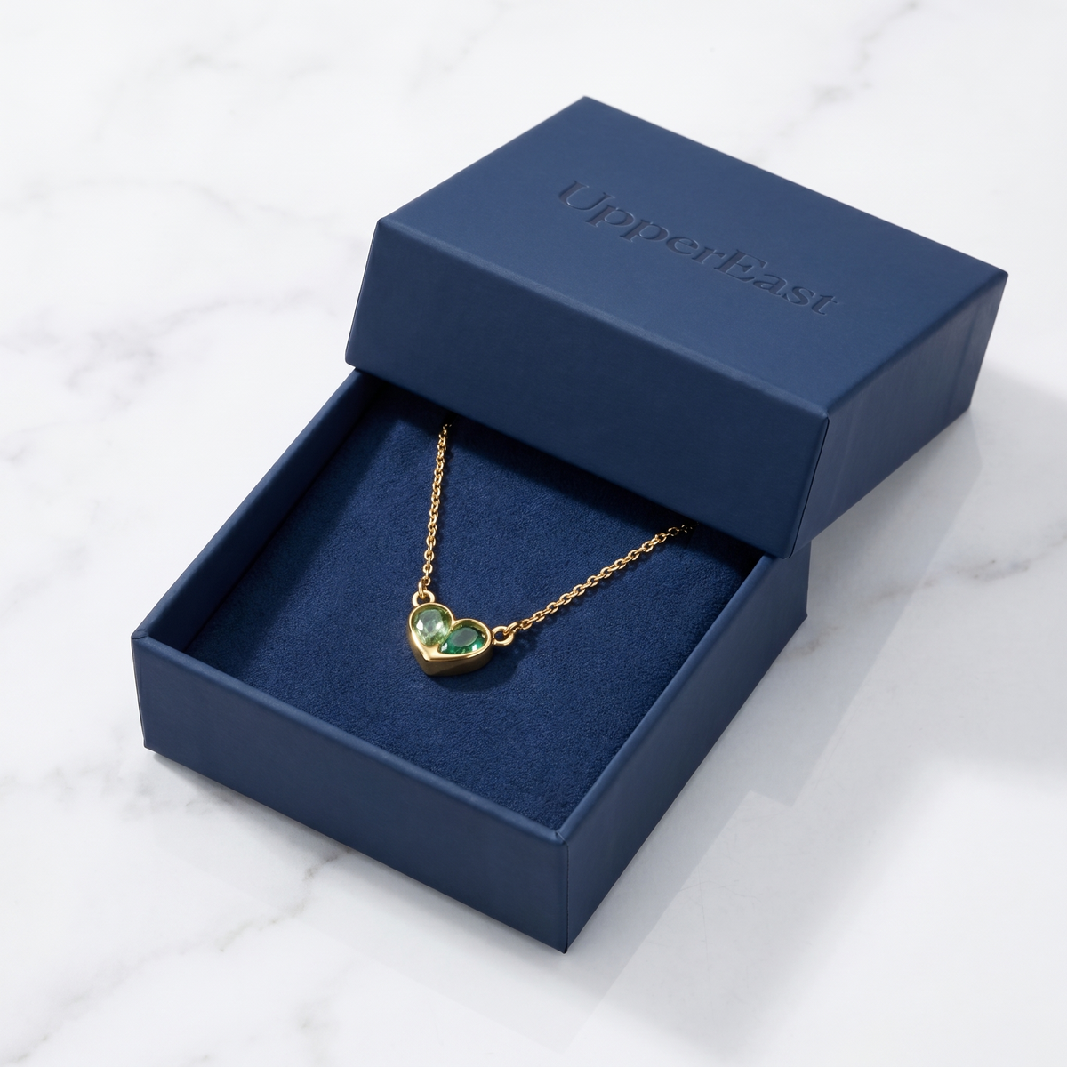 Collar corazón verde esmeralda bañado en oro de 18K en el estuche UpperEast