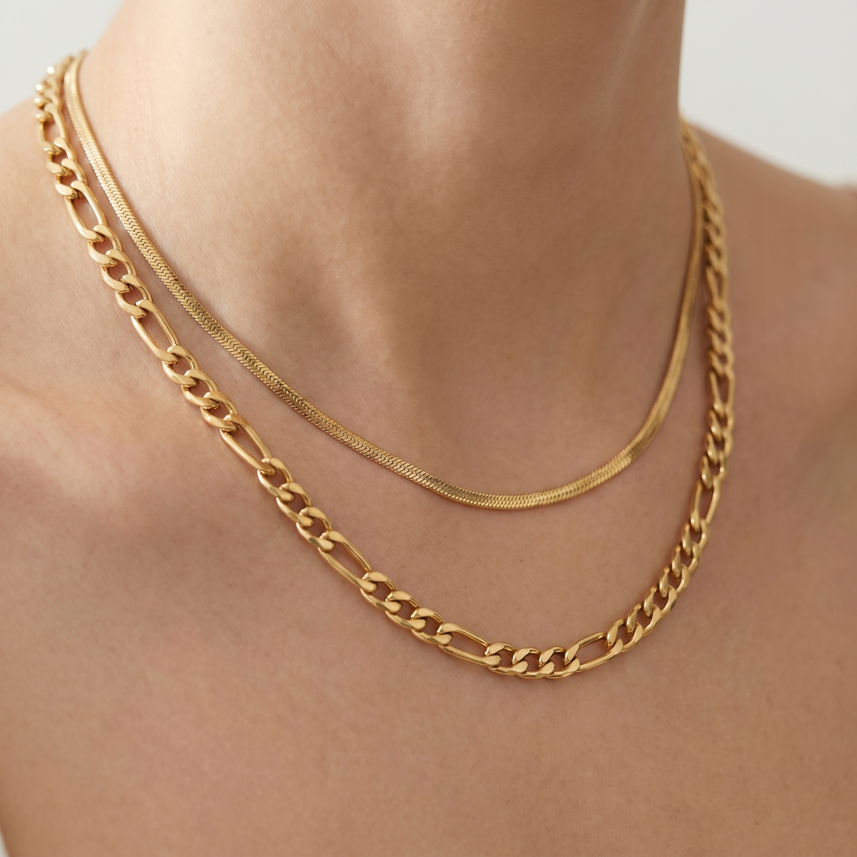 Collar doble figaro en capas bañado en oro de 18K puesto, primer plano