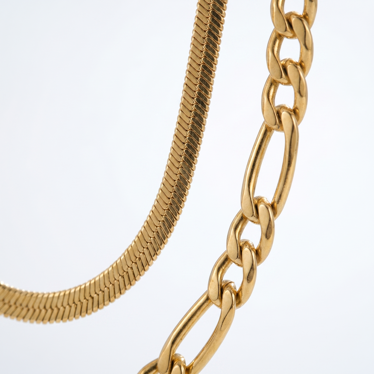Collar doble figaro en capas bañado en oro de 18K, detalle de cerca