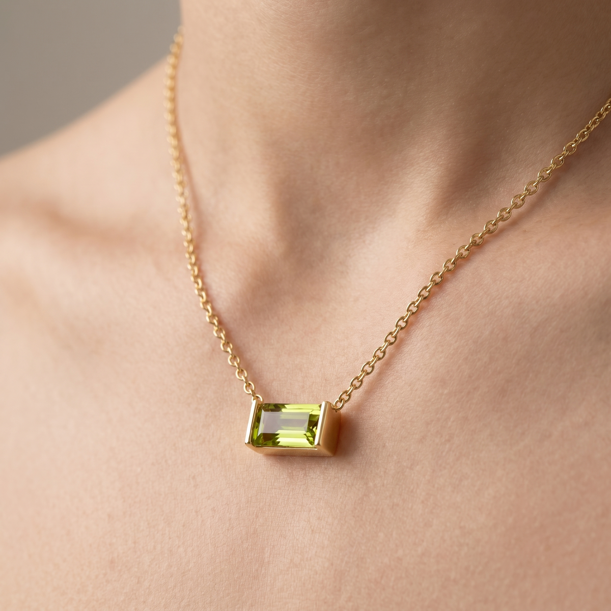 Collana peridoto baguette placcata oro 18K indossata, primo piano