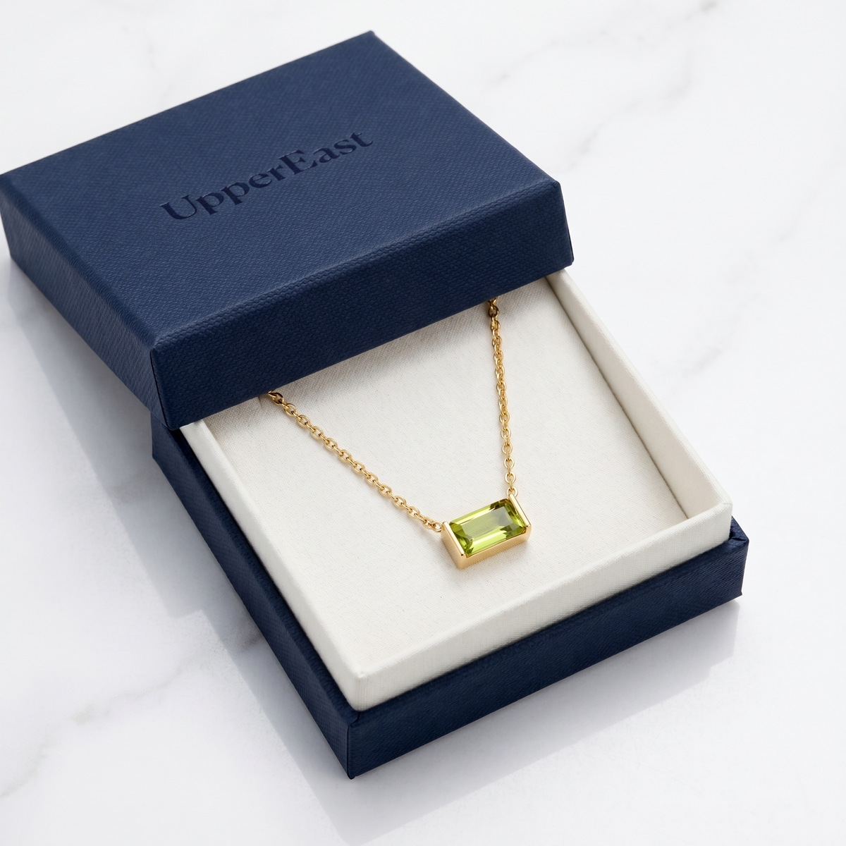 Collana peridoto baguette placcata oro 18K nella confezione UpperEast